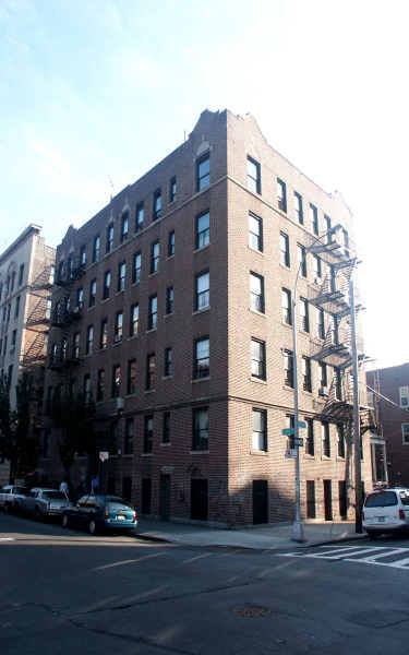 104 E 196th St in Bronx, NY - Building Photo