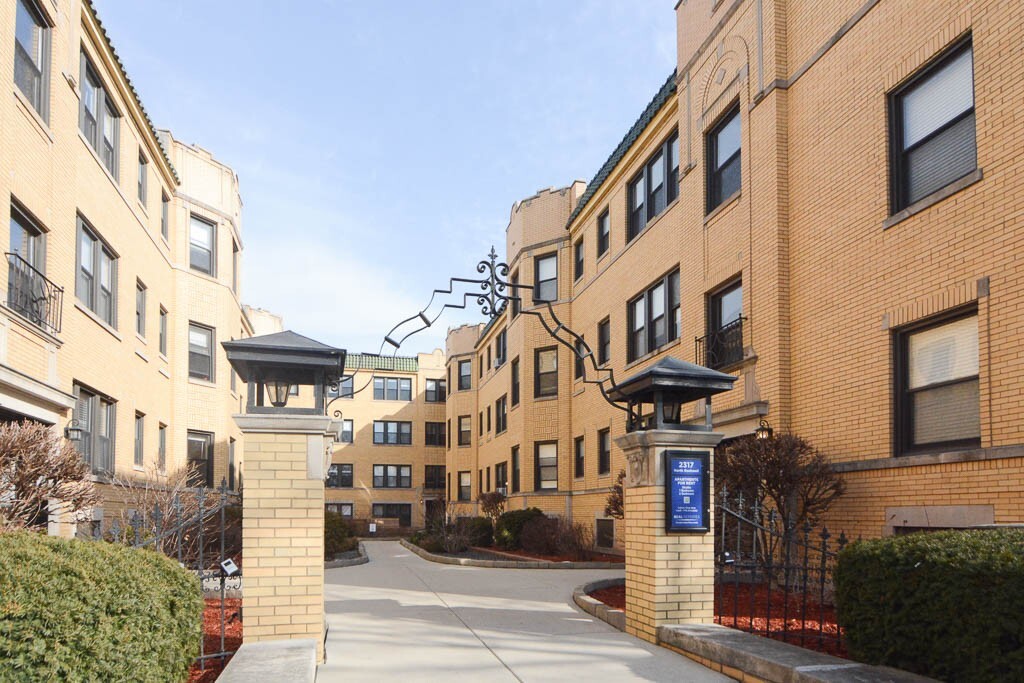 2322 N Rockwell St in Chicago, IL - Building Photo