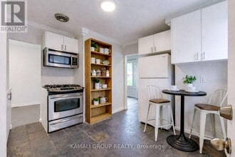 140 Cherrywood Dr in Newmarket, ON - Building Photo - Building Photo