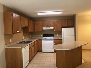 Willow Creek Apartments in St. Cloud, MN - Building Photo - Building Photo