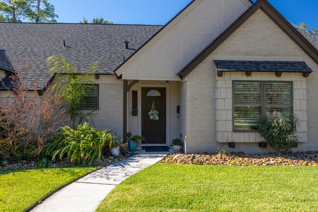 2710 Colonial Dr in Dickinson, TX - Foto de edificio - Building Photo