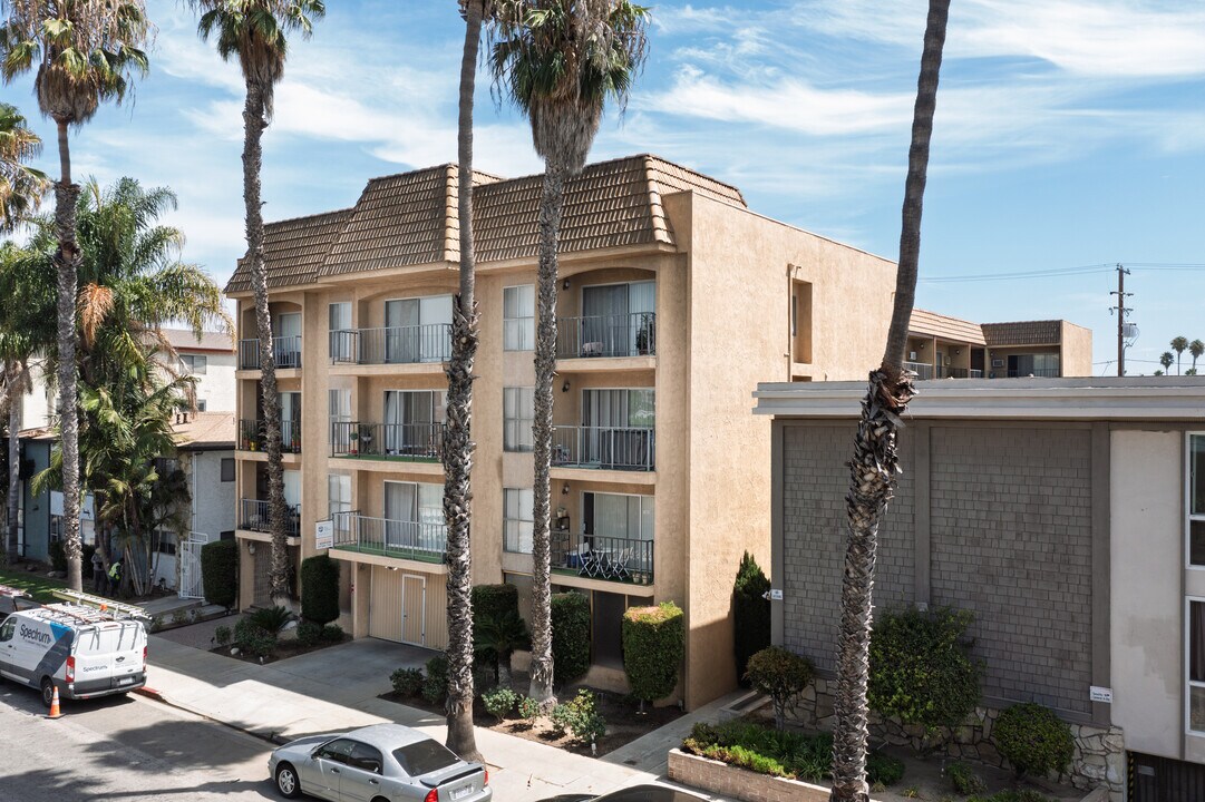 Elm Square Apartments in Long Beach, CA - Building Photo