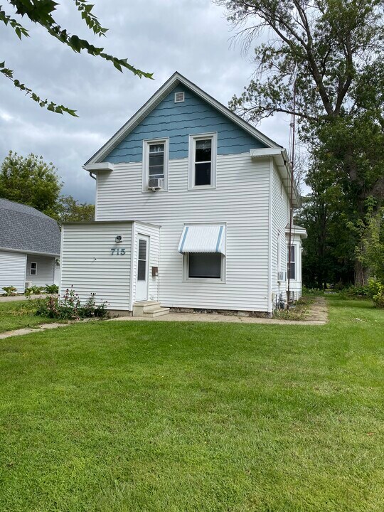715 6th St SW in Willmar, MN - Foto de edificio