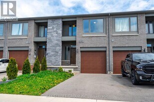 6 Bedrock Dr in Hamilton, ON - Building Photo