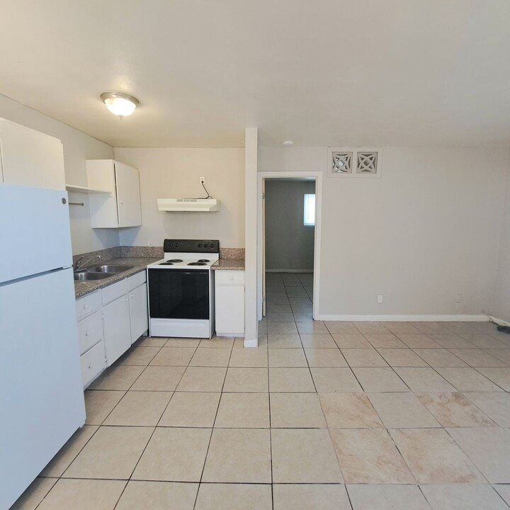 237 W Chicago Ave in Las Vegas, NV - Building Photo