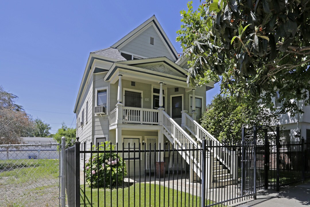 2616 N St in Sacramento, CA - Foto de edificio