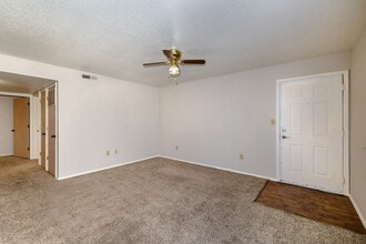Park Ridge Apartments in McPherson, KS - Foto de edificio - Interior Photo