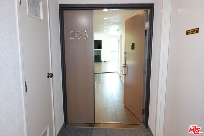 723 Westmount Dr in West Hollywood, CA - Building Photo - Building Photo