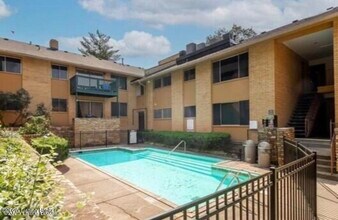 2505 Brownsboro Rd in Louisville, KY - Building Photo - Building Photo