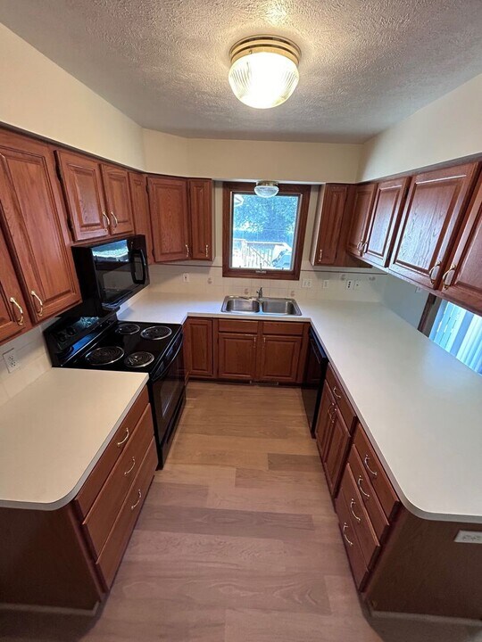 963 Vos St in Jenison, MI - Building Photo