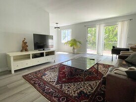 404 San Vicente Blvd, Unit 105 in Santa Monica, CA - Building Photo