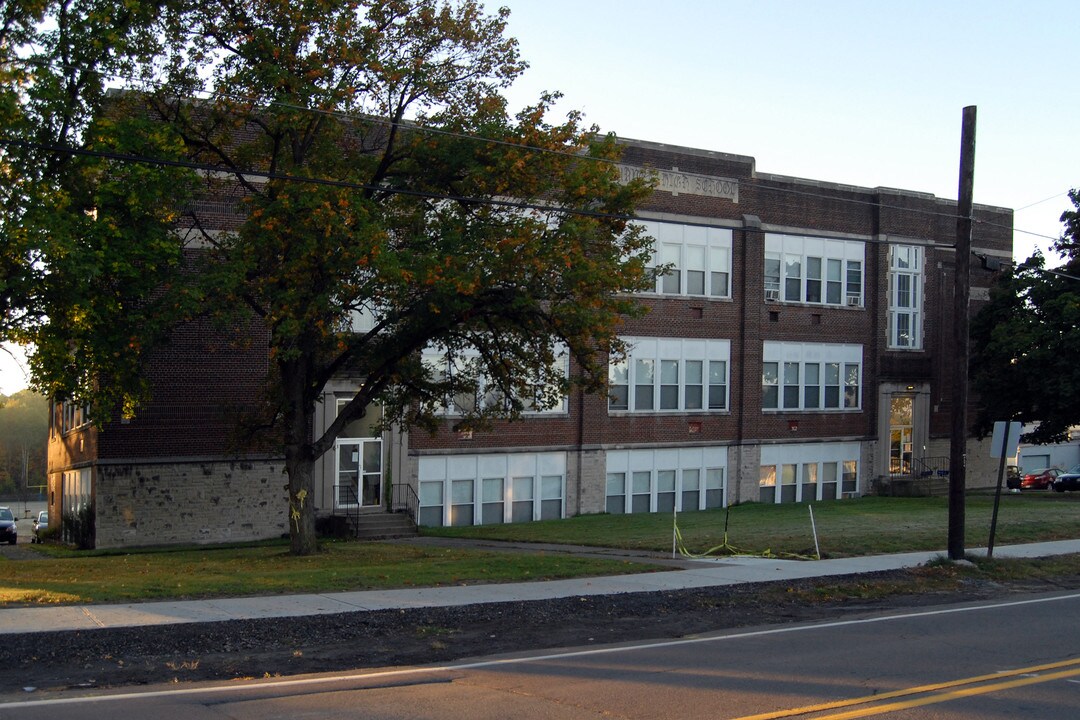 School House Apartments in Duryea, PA - Foto de edificio