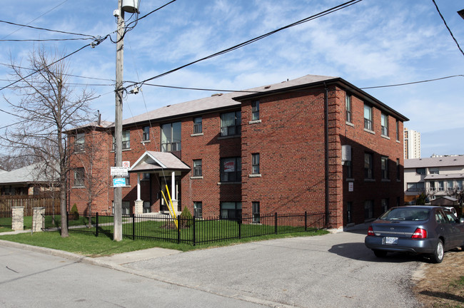 16 Arrowsmith Ave in Toronto, ON - Building Photo - Building Photo