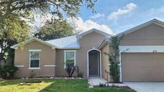 627 SW Byron St in Port St. Lucie, FL - Building Photo
