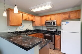 221 Westlake Dr in San Marcos, CA - Foto de edificio - Building Photo