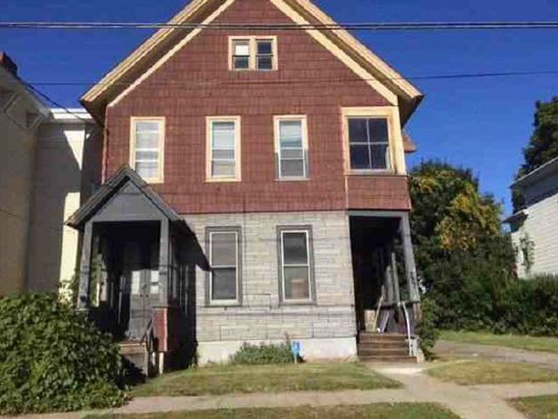 225 Grand St in Amsterdam, NY - Building Photo