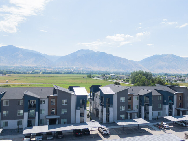 Strata Apartments in Logan, UT - Foto de edificio - Building Photo