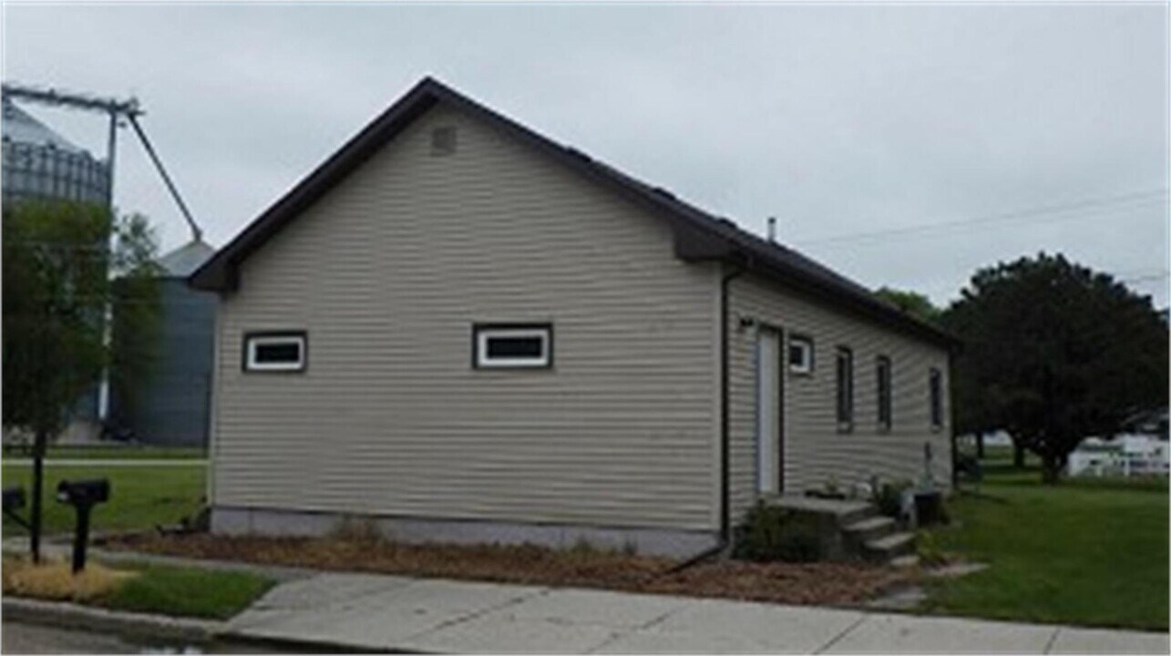 105 Main St in Hanlontown, IA - Building Photo