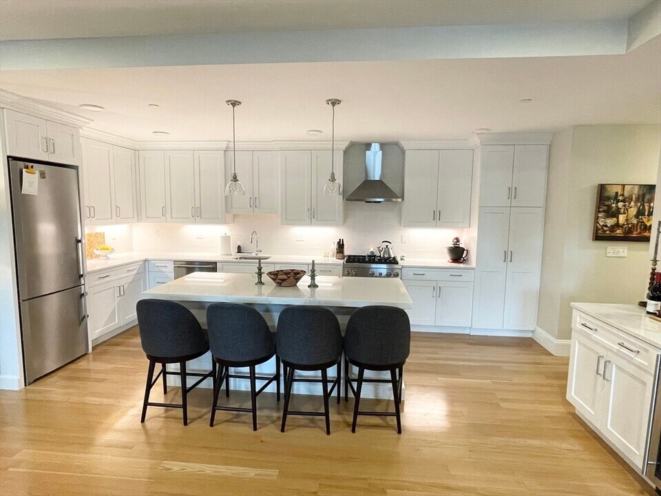 51 South St-Unit -302 in Hingham, MA - Building Photo