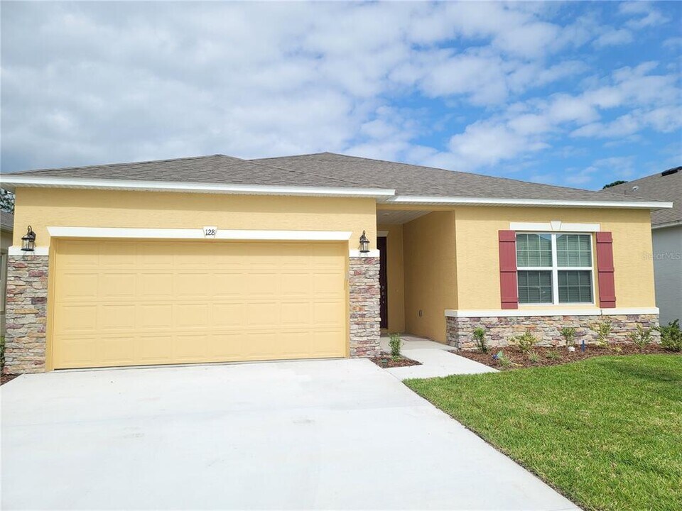 128 Oakleaf Way in Palm Coast, FL - Building Photo