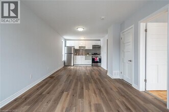 325 Robert St in , ON - Building Photo - Building Photo