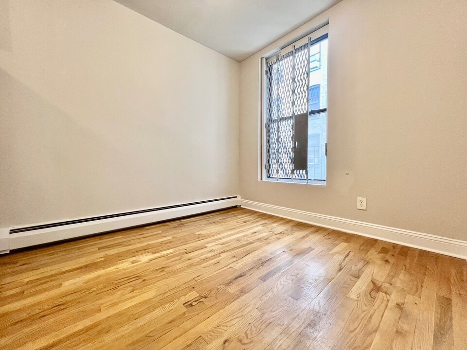 386 Manhattan Ave in New York, NY - Building Photo