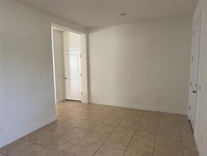 11765 Forest Park Cir in Bradenton, FL - Foto de edificio - Building Photo