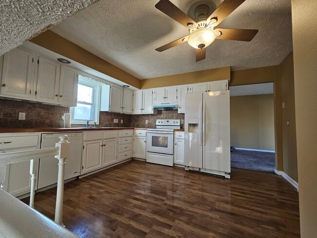 11327 Camden Ave in Omaha, NE - Foto de edificio - Building Photo