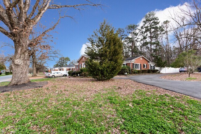 2401 Westerly Hills Dr in Charlotte, NC - Building Photo - Building Photo