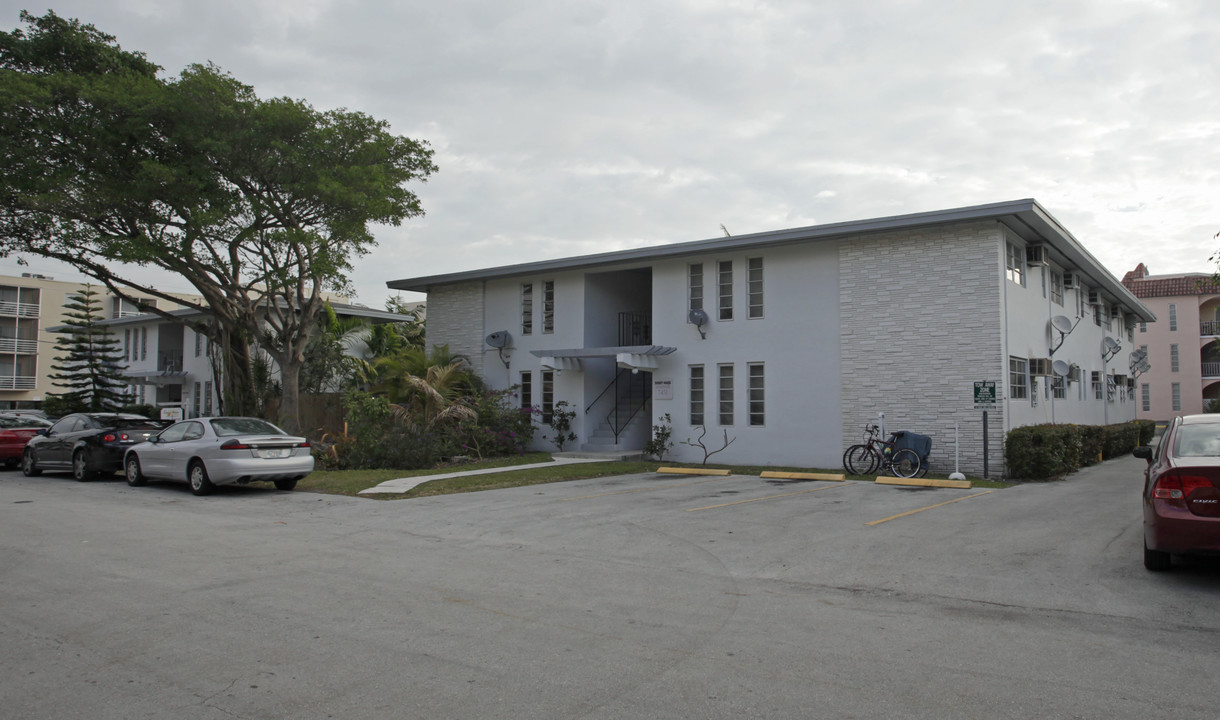 Sunset House Apartment in South Miami, FL - Building Photo