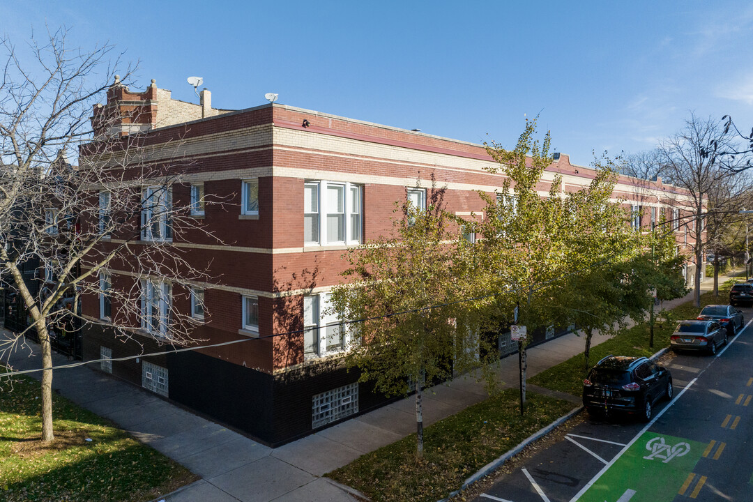 2570-2576 W Lyndale St in Chicago, IL - Foto de edificio