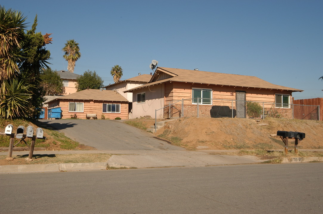 241-247 Maryknoll Dr in Colton, CA - Foto de edificio