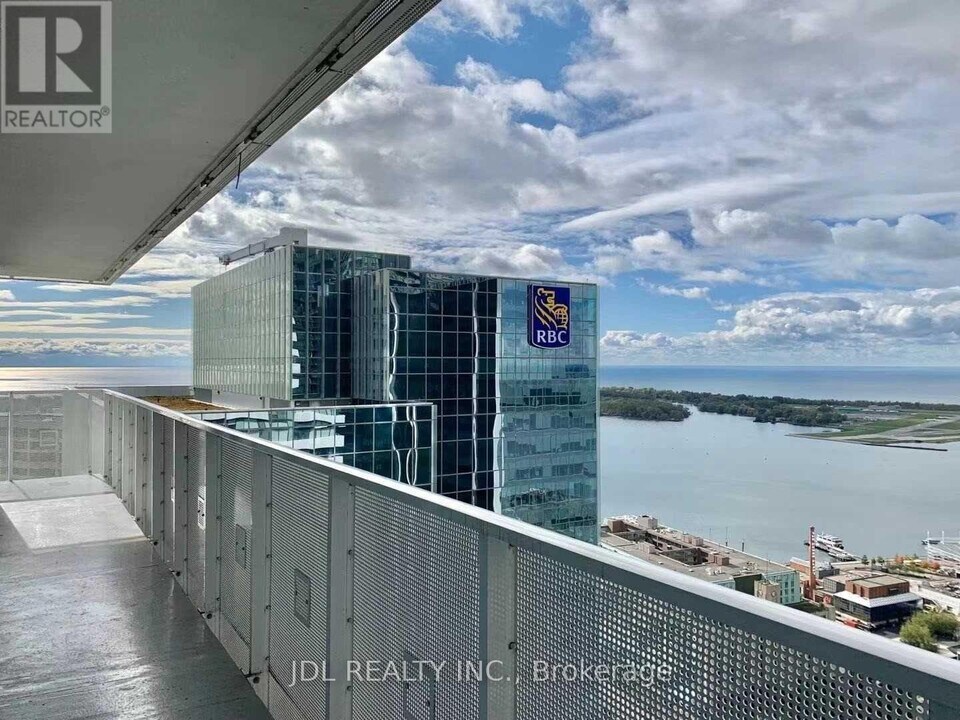 88 Harbour St in Toronto, ON - Building Photo