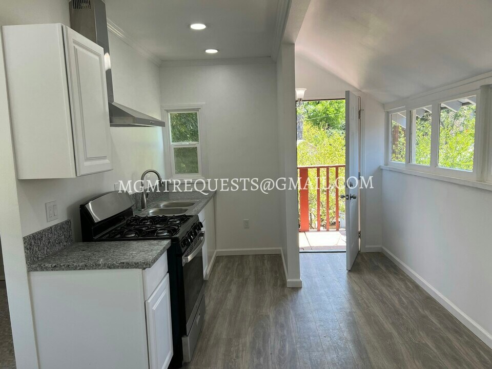1025 S Victoria Ave in Corona, CA - Building Photo