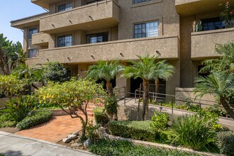 221 S Oak Knoll Ave in Pasadena, CA - Building Photo - Building Photo
