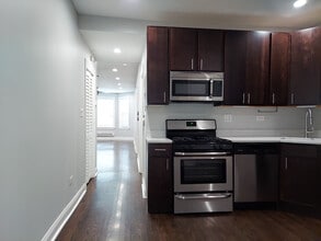 2019 N Hoyne Ave, Unit 1F in Chicago, IL - Foto de edificio - Building Photo