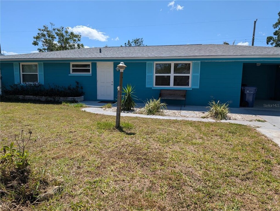 141 Golf Club Ln in Venice, FL - Building Photo