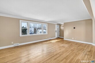 139 Walnut Tree Hill Rd in Shelton, CT - Building Photo - Building Photo