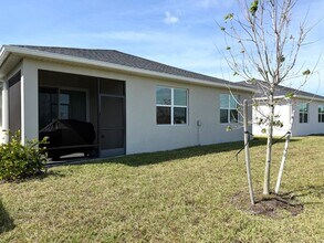 8996 Dahlia Cir in Port St. Lucie, FL - Foto de edificio - Building Photo