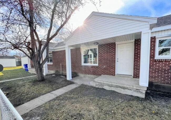 property at 452 E Lambourne Ave