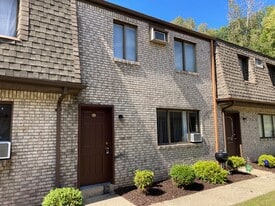 503 Kellywood Mnr, Unit 505 B in New Kensington, PA - Building Photo