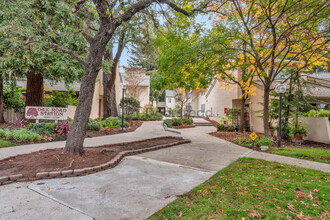 2700 Oak Rd in Walnut Creek, CA - Foto de edificio - Building Photo