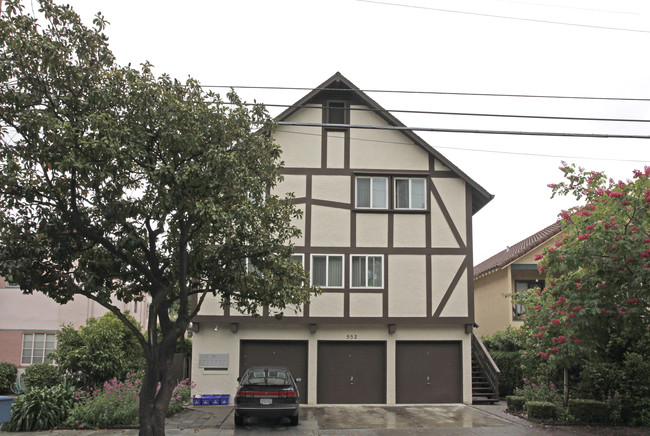 552 Everett Ave in Palo Alto, CA - Foto de edificio - Building Photo