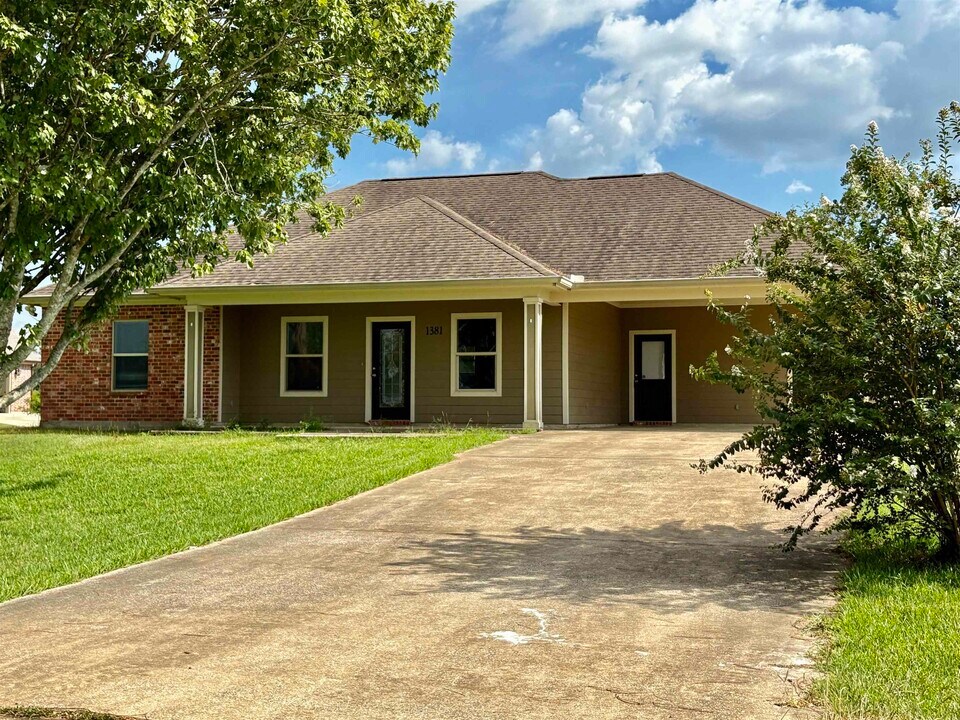 1381 W Tank Farm Rd in Lake Charles, LA - Building Photo