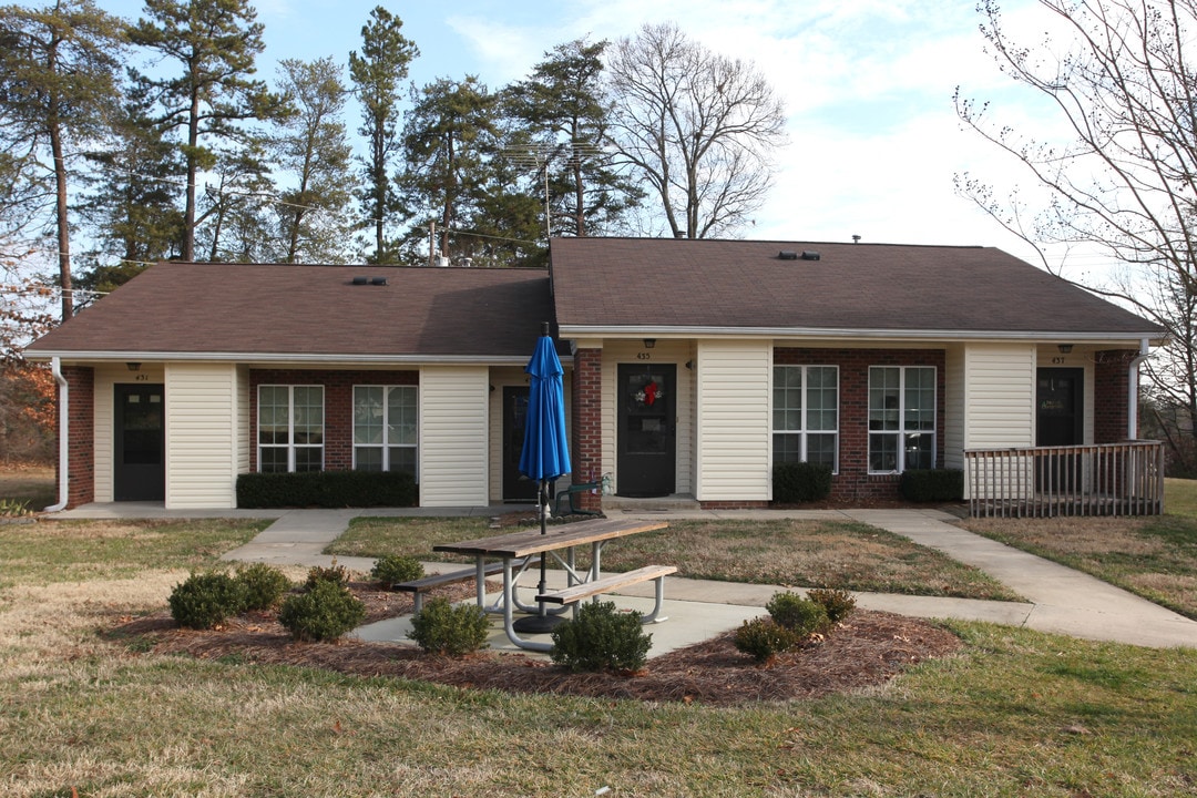 White Rock Gardens in Granite Quarry, NC - Foto de edificio