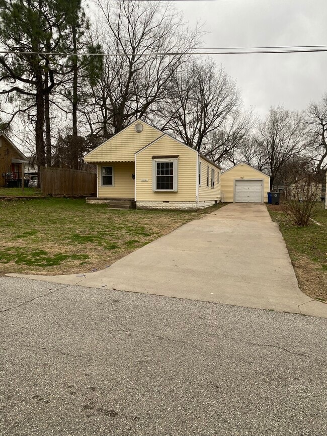 property at 2532 W Easton Pl