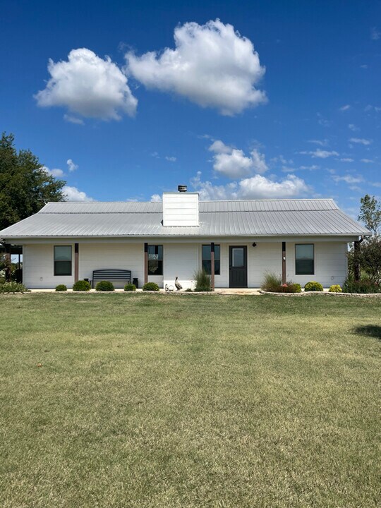 43 Co Rd 319 in Valley View, TX - Building Photo
