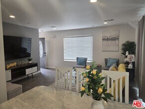 327 N Kenmore Ave in Los Angeles, CA - Building Photo - Building Photo