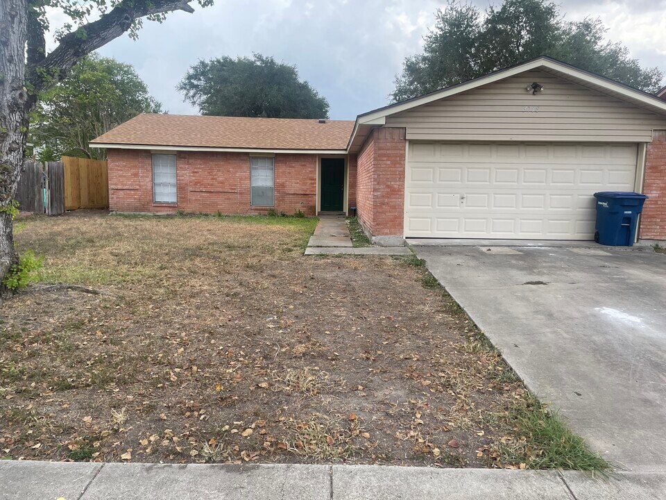 3718 Shoal Creek Cir in Corpus Christi, TX - Building Photo