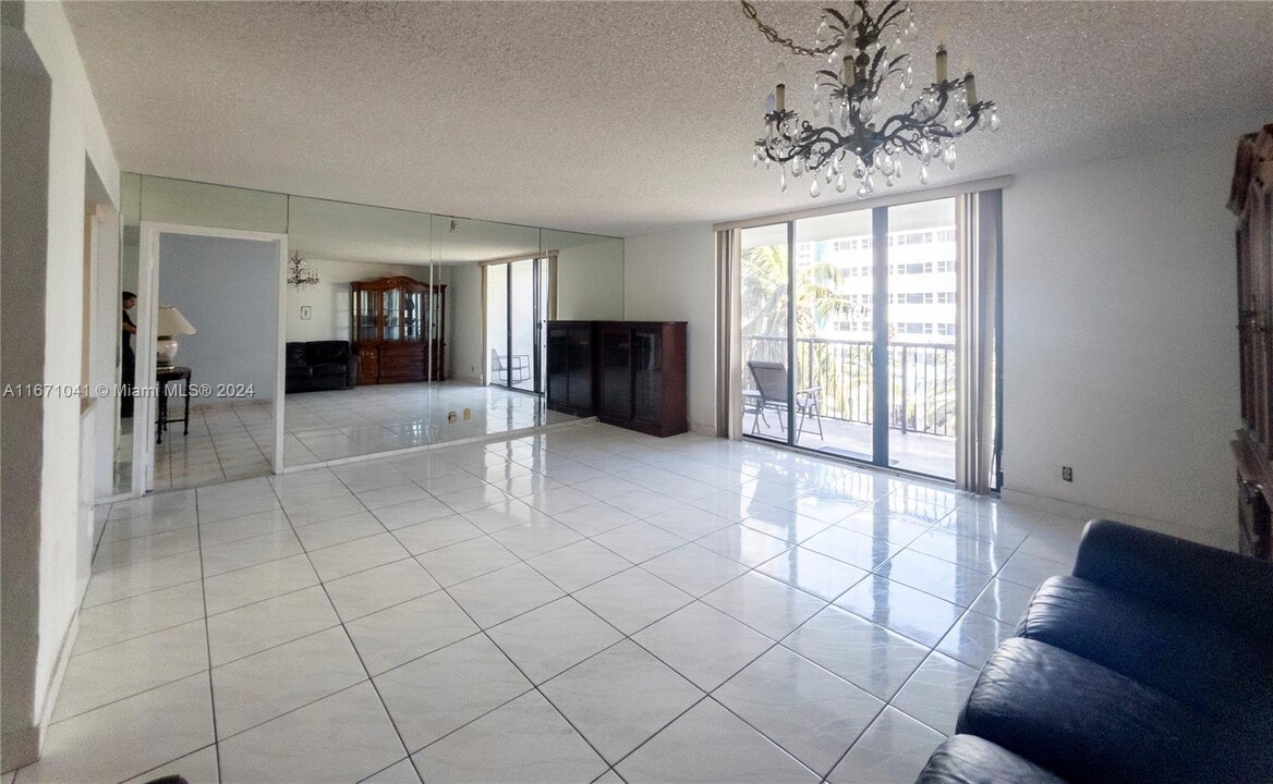 1701 Collins Ave, Unit 5C in Miami Beach, FL - Building Photo